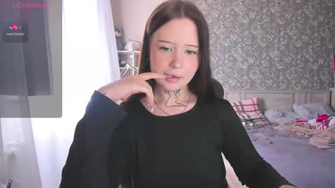 Snapshot of lonalye chatting on 09.28.25 lona online show from 09.28.25