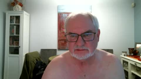Snapshot of loop102 chatting on 05.08.26 loop102 online show from 05.08.26