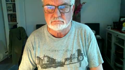 Snapshot of loop102 chatting on 05.18.26 loop102 online show from 05.18.26