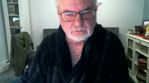 Snapshot of loop102 chatting on 05.18.26 loop102 online show from 05.18.26