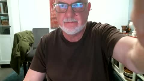 Snapshot of loop102 chatting on 06.06.26 loop102 online show from 06.06.26