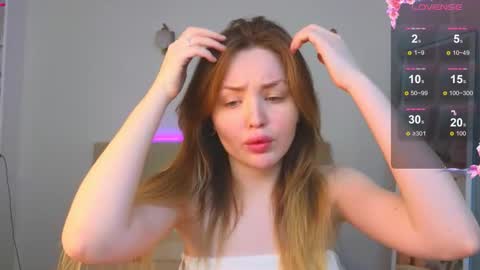 Snapshot of lora_amber chatting on 09.11.25 Lora online show from 09.11.25