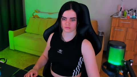 Snapshot of lora_cain chatting on 03.05.25 Lora Cain online show from 03.05.25