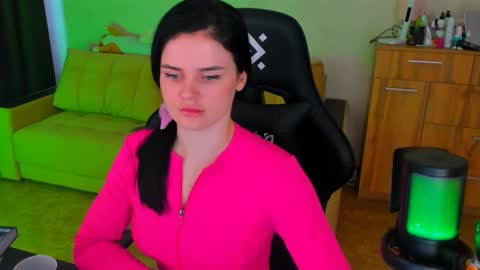 Snapshot of lora_cain chatting on 03.09.25 Lora Cain online show from 03.09.25