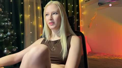 Snapshot of lora_hellyeah chatting on 12.17.25 Lora heil online show from 12.17.25