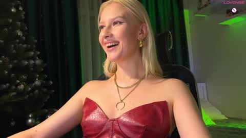 Snapshot of lora_hellyeah chatting on 12.19.25 Lora heil online show from 12.19.25