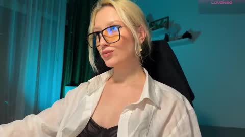 Snapshot of lora_hellyeah chatting on 01.19.26 Lora heil online show from 01.19.26