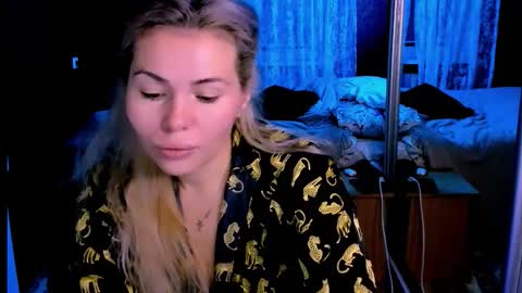 Snapshot of loraboyar chatting on 10.27.25 Lora online show from 10.27.25