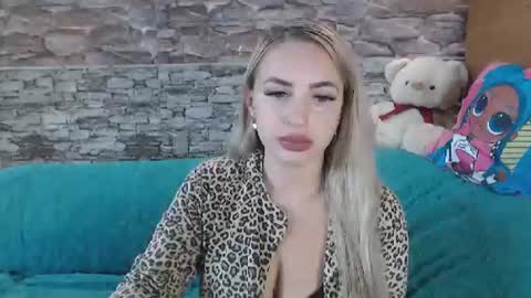 Snapshot of lorasinclare chatting on 10.09.25 Queen LoraSinClare online show from 10.09.25