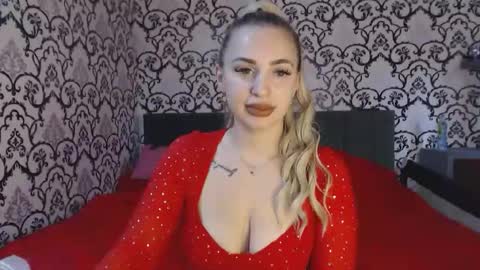 Snapshot of lorasinclare chatting on 10.16.25 Queen LoraSinClare online show from 10.16.25