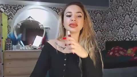 Queen LoraSinClare online show from 12.17.25