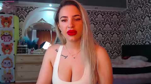 Queen LoraSinClare online show from 04.27.26