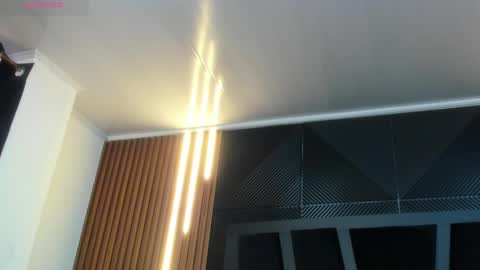  L O R E N Z O  Thumbs Up help  online show from 11.20.25