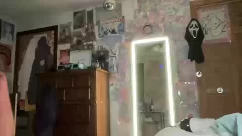 Snapshot of lorikane chatting on 10.10.25 Lorelai Kane online show from 10.10.25