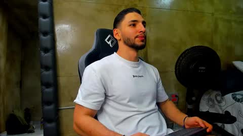 Snapshot of louis_connor chatting on 03.08.25 Louis online show from 03.08.25