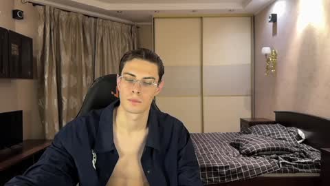 Snapshot of louis_preston chatting on 01.14.25 Mark online show from 01.14.25