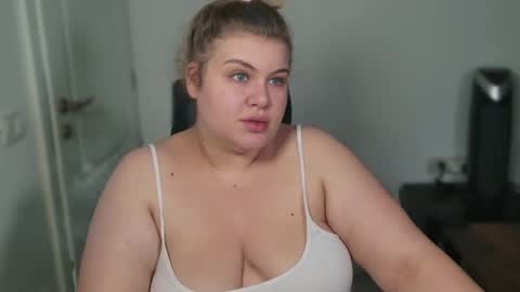 Snapshot of love_wiggy18 chatting on 10.04.25 Ally online show from 10.04.25