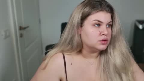 Snapshot of love_wiggy18 chatting on 10.19.25 Ally online show from 10.19.25