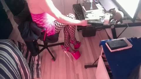 lovehigheels2 online show from 01.25.25