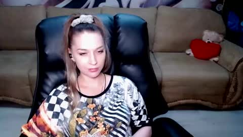 Snapshot of lovellymalina chatting on 05.20.26 private open online show from 05.20.26