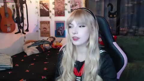 Snapshot of lovely_cass chatting on 06.17.26 Cassie online show from 06.17.26