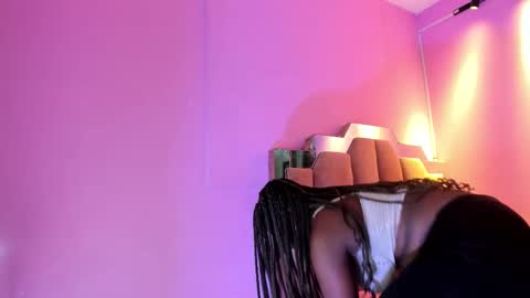 L O V E  online show from 11.14.25