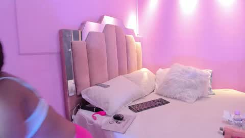 L O V E  online show from 12.17.25