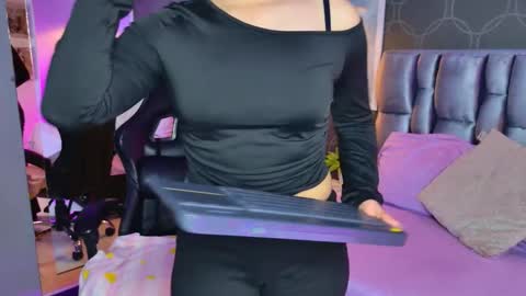 Snapshot of lovequinn_mjs chatting on 11.18.25 Love online show from 11.18.25