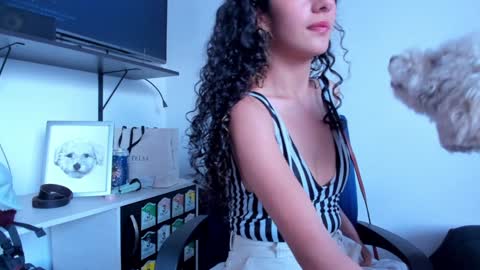 Snapshot of lucia_fuster chatting on 01.17.25 Lucia online show from 01.17.25