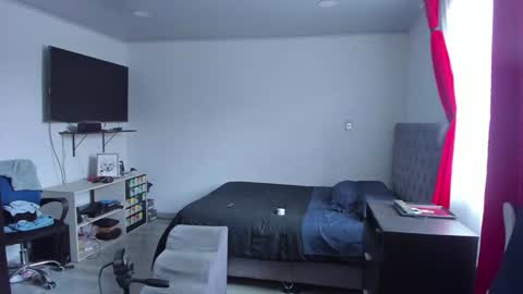 Snapshot of lucia_fuster chatting on 01.28.25 Lucia online show from 01.28.25