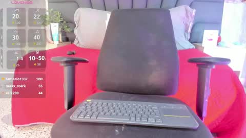 Snapshot of lucia_guzman chatting on 09.14.25 online show from 09.14.25