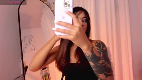 Snapshot of lucia_lee_ chatting on 01.21.25 Lucia online show from 01.21.25