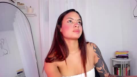 Snapshot of lucia_lee_ chatting on 02.21.25 Lucia online show from 02.21.25