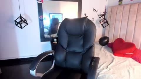 Lucia Vonne online show from 10.18.25