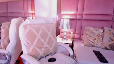  lucia wallace  online show from 02.15.25