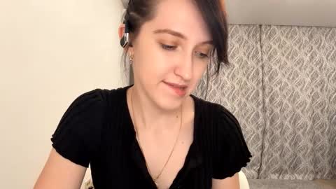 Snapshot of lucibeveridge chatting on 11.01.25 Mary online show from 11.01.25