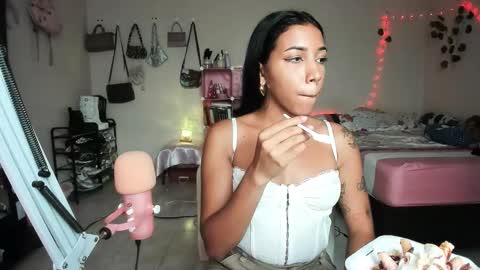 Snapshot of luciiaana chatting on 10.12.25 luciana gr online show from 10.12.25