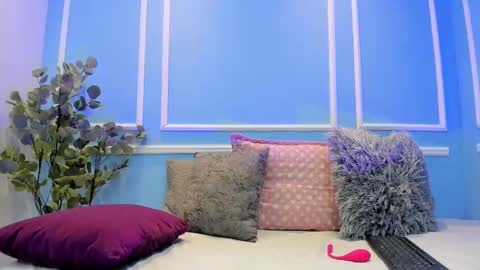 Snapshot of lucy_canel chatting on 10.04.25 lucy_canel online show from 10.04.25