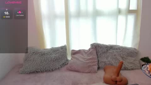 Snapshot of lucy_monroe_ chatting on 03.04.25 Lucy online show from 03.04.25