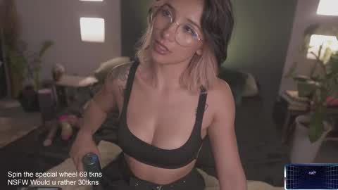 Snapshot of lucyallenx chatting on 02.22.25 Lucy Alien online show from 02.22.25