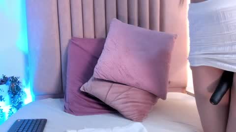 Snapshot of lucyjhonsonn chatting on 12.20.24 LucyJhonsonn online show from 12.20.24