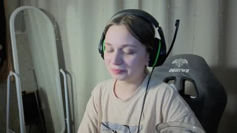 Snapshot of lucysbrain chatting on 04.10.26 Lucy online show from 04.10.26