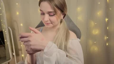 Snapshot of lucysbrain chatting on 04.11.26 Lucy online show from 04.11.26