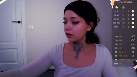 lucyvee online show from 12.04.24