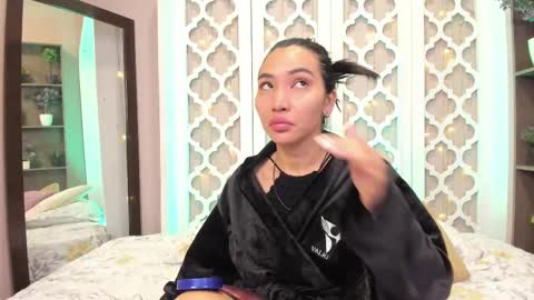 Snapshot of lucyy_liiu chatting on 12.24.24 Lucy Liiu online show from 12.24.24