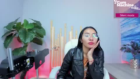 Snapshot of lucyy_liiu chatting on 09.18.25 Lucy Liiu online show from 09.18.25