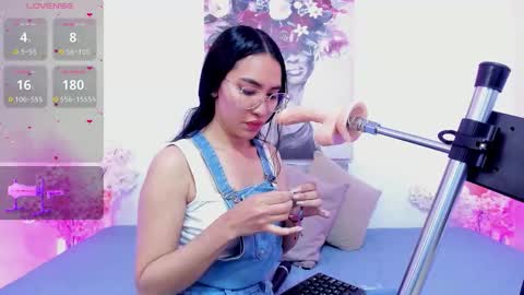 Snapshot of lucyy_liiu chatting on 11.11.25 Lucy Liiu online show from 11.11.25