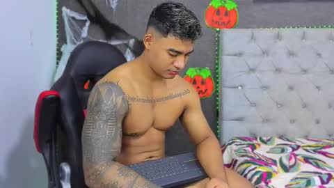 Luigi Independent model online show from 10.16.25