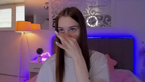 Snapshot of luisaclover chatting on 04.18.26 LuisaClover online show from 04.18.26