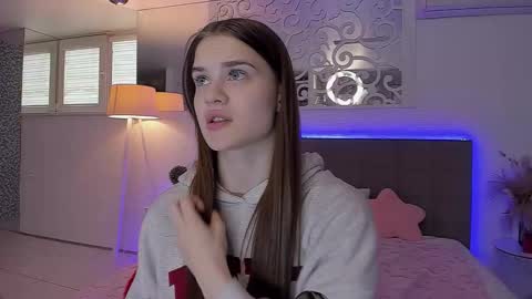 Snapshot of luisaclover chatting on 04.19.26 LuisaClover online show from 04.19.26